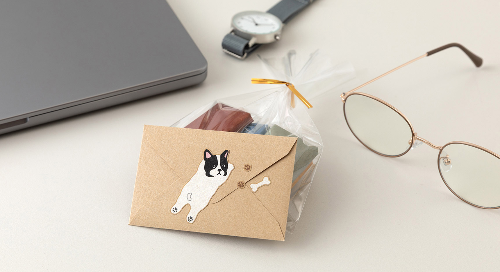 プチギフトに、動物の大きめシールがポイントの『もぐもぐレター』を添えて。