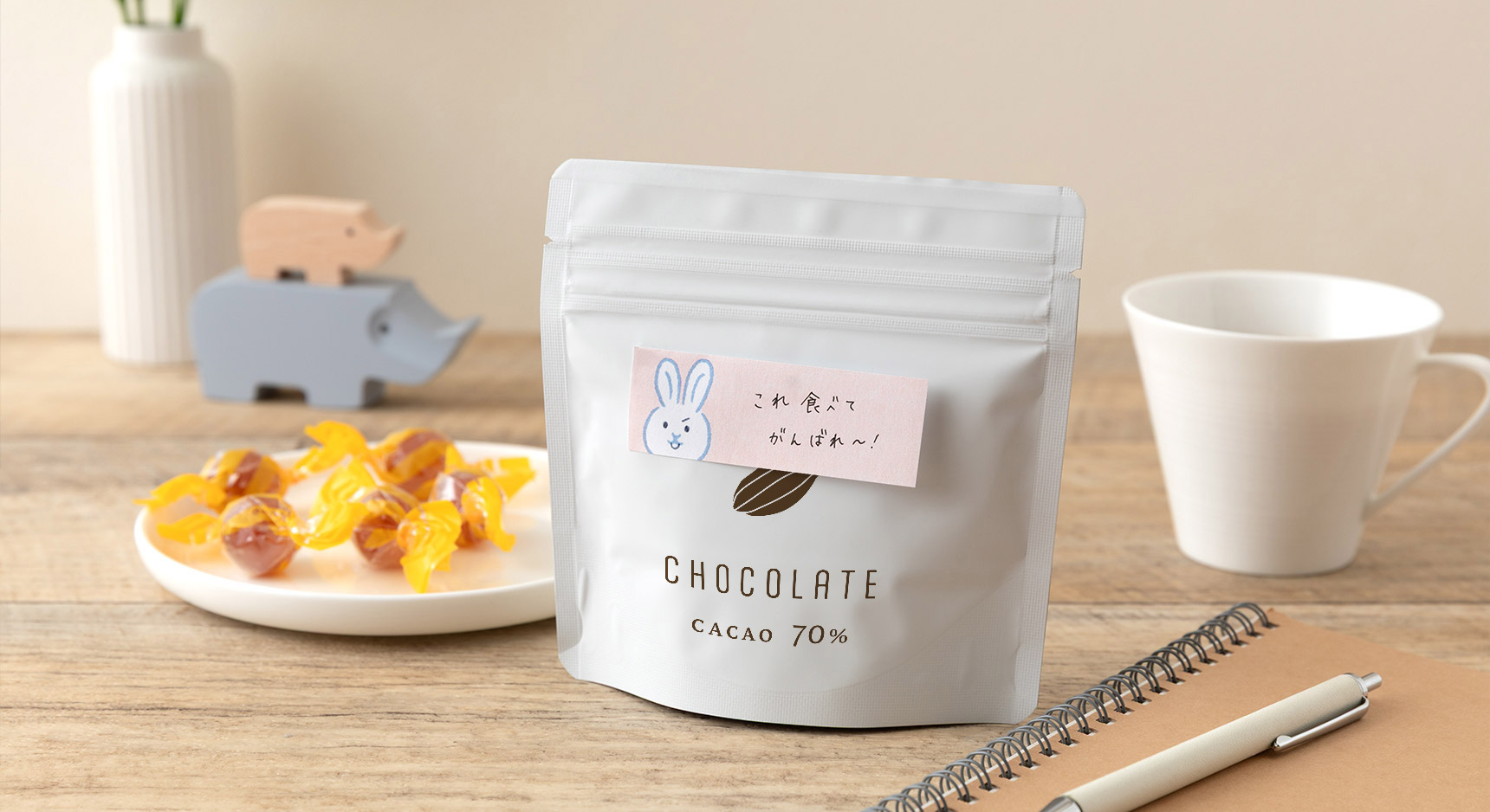 チョコレートの袋にメッセージを書いた付箋を貼って応援！