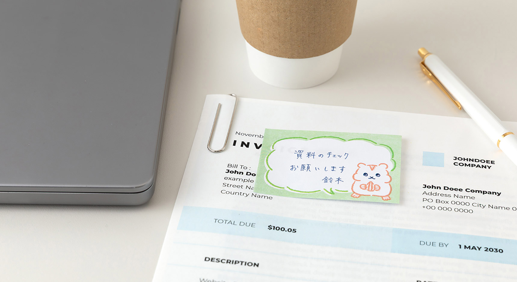 オフィスの書類にかわいい表情を加えたハムスター柄の付箋で一言添えて